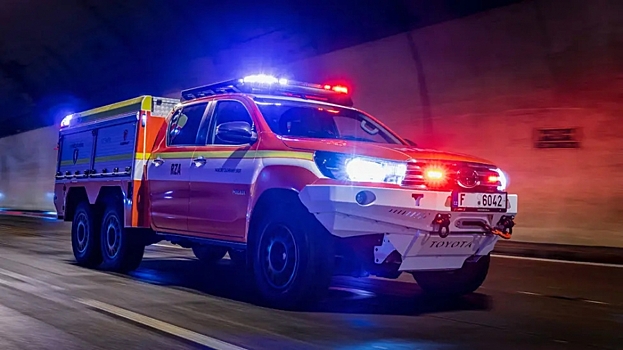Этот шестиколесный пожарный пикап Toyota Hilux создан специально для тушения электрокаров