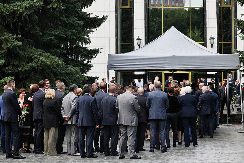 На церемонии прощания с председателем Верховного суда РФ Ириной Подносовой в траурном зале ЦКБ Управления делами президента РФ в Москве, 24 июля 2025 года