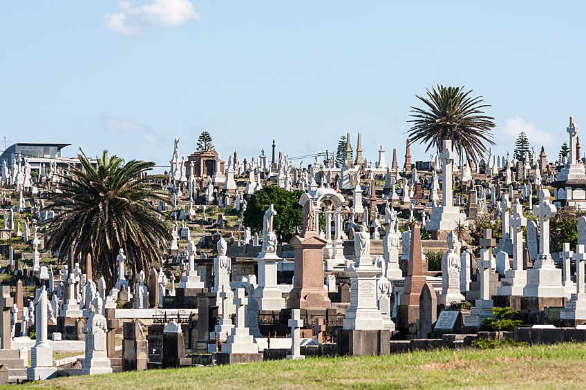 Кладбище Уэверли было в 1877 году на вершине утёса в Бронте, (пригород Сиднея). Вид на море, а также исторические памятники и склепы викторианской эпохи делают его одним из главных достопримечательностей Австралии