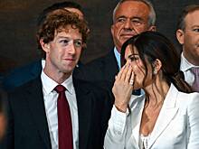 Цукерберг засмотрелся на грудь невесты миллиардера Безоса и залайкал ее в соцсети