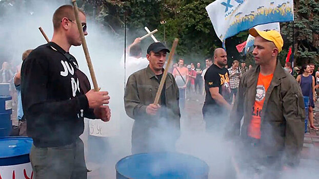 Киевляне митингуют у зданий Рады и Минздрава