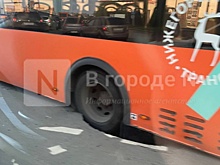 Автобус провалился в огромную яму у ТЦ «Жар-Птица» в Нижнем Новгороде