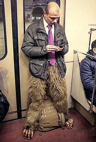 Нелепо одетый мужчина в московском метро