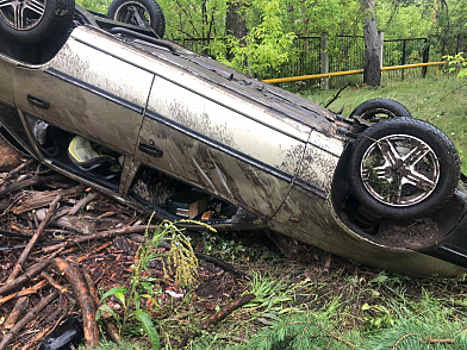 В Самарской области машина с двумя детьми приземлилась на крышу