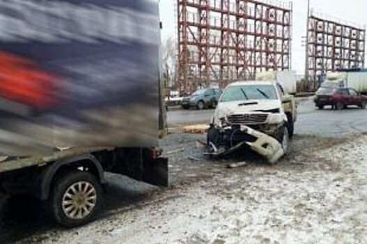 В Жигулевском районе Hyundai Solaris толкнул Toyota Hilux на грузовик ГАЗ
