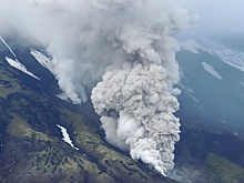 Вулкан Ключевской дважды выбросил столб пепла