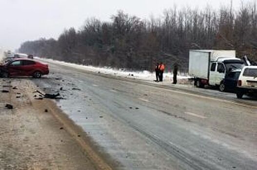 В массовом ДТП под Липецком погиб 30-летний водитель иномарки Hyundai