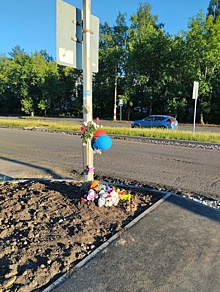 Дзержинцы несут шары и игрушки к месту гибели восьмилетней девочки