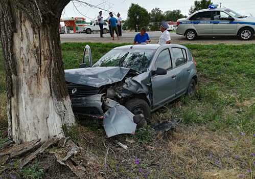 Пожарные извлекли из покореженного автомобиля пострадавшего мужчину