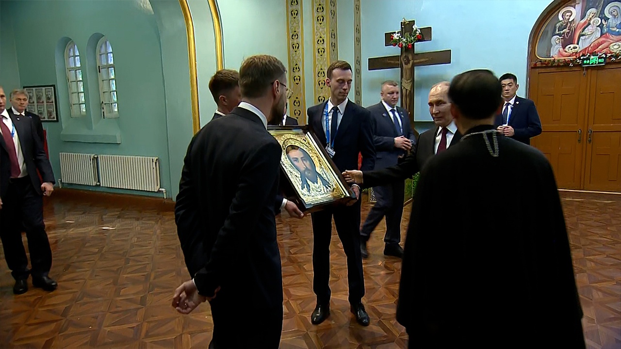 Путин подарил икону храму Покрова Пресвятой Богородицы в Харбине