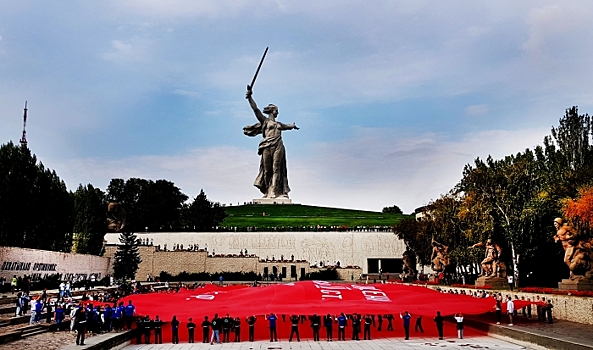 На Мамаевом кургане развернули Знамя Победы