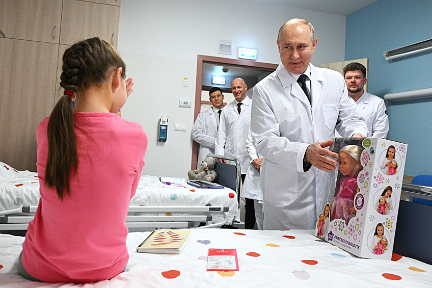 Президент России Владимир Путин во время посещения детского гематологического центра имени Димы Рогачева в Москве, ноябрь 2023 года
