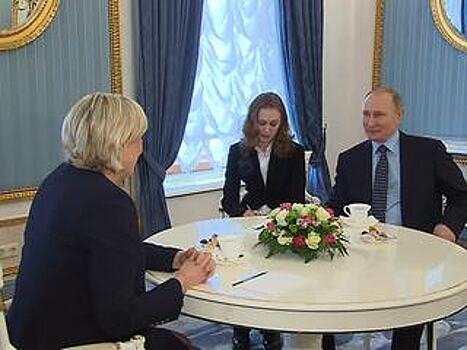 Meeting in Kremlin: Marine Le Pen Promises to Recognize Crimea as a Part of Russia
