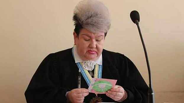 Сети обсуждают экстримальную прическу и яркий макияж украинской судьи