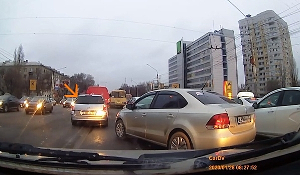 В Воронеже женщина на Opel Astra проехала вслед за машиной спецслужб по «встречке»
