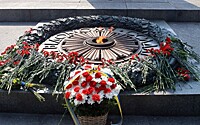 Киевляне усыпали цветами Вечный огонь в Парке славы