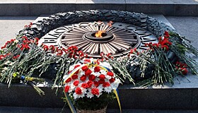 Киевляне усыпали цветами Вечный огонь в Парке славы