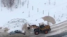 Тракторист засыпал двумя тоннами снега машину, мешавшую уборке двора