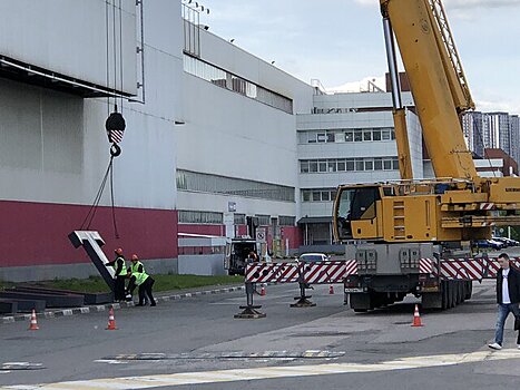 Демонтаж вывески завода Renault в Москве сняли на видео