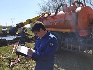 В деревне Башкирии прорвало трубопровод с нефтью