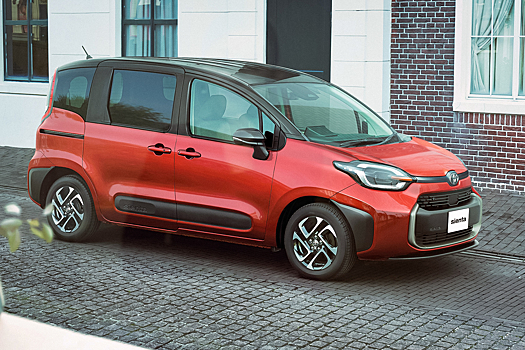 В России появились гибриды Toyota Sienta за 750 000 рублей