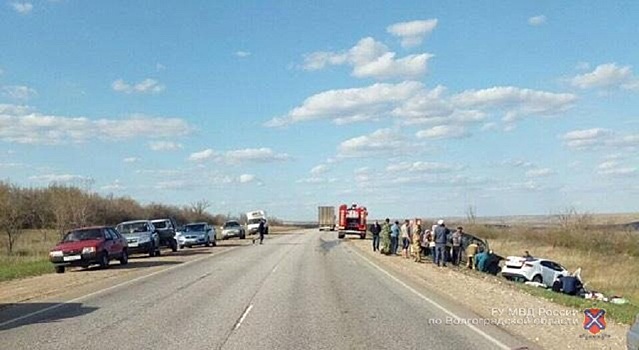 Из-за лихача на трассе под Волгоградом в лобовой аварии погибли два человека