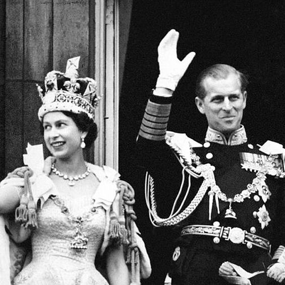 В 1952 году, после смерти короля Георга VI и восшествия на престол Елизаветы II, Филипп стал супругом царствующего монарха, но титул принца-консорта не принял.