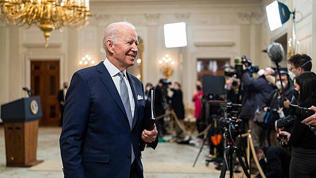 Байден уронил шпаргалку во время интервью