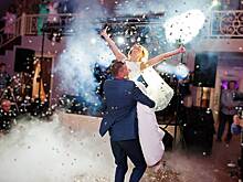 Жених упал замертво во время свадебного танца с невестой