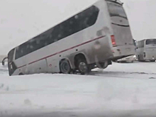 Пассажирский автобус съехал в кювет на пути в Толмачево
