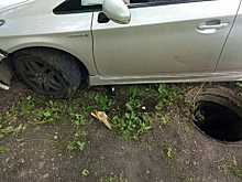 В Курске автомобиль наехал на открытый люк
