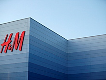 H&M временно приостановила продажи в России