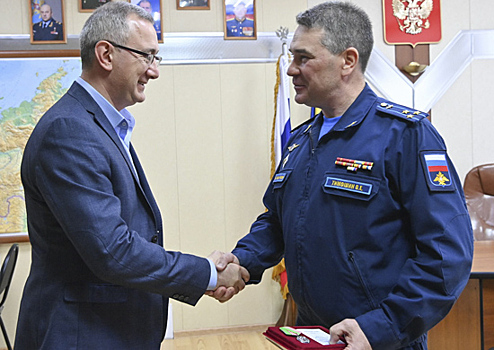 Губернатор Калужской области вручил авиаполку дальней авиации медаль за особые заслуги перед регионом