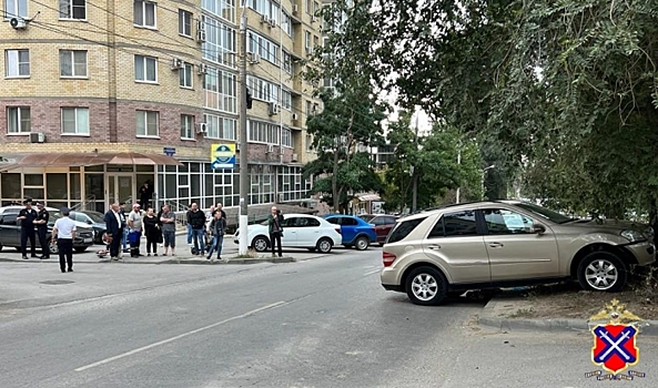 На видео попал момент наезда на 14-летнего самокатчика в центре Волгограда