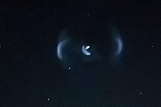 Жители ряда регионов России заметили в небе необычный светящийся объект