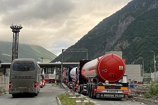 На границе Грузии и России запустили движение транспорта по 12 новым полосам