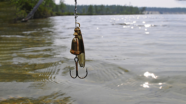 В Ноябрьске подросток во время рыбалки «поймал» на крючок друга