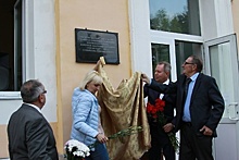 Мемориальную табличку в честь почетного гражданина Анатолия Короткова открыли в Чехове