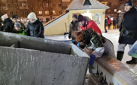 Жители Новосибирска в праздник Крещения собирали сосульки из святой воды