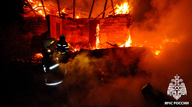 Пожар уничтожил дом и баню в Кузбассе