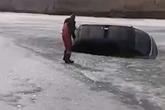 В Иркутской области микроавтобус устроил дрифт на льду Ангары и провалился под лед