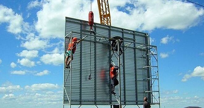 Более 50 незаконных рекламных конструкций демонтировали в Строгине