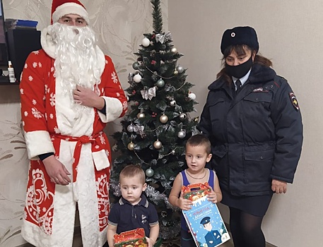 В Оричевском районе Кировской области ребятам вручил подарки «Полицейский Дед Мороз»