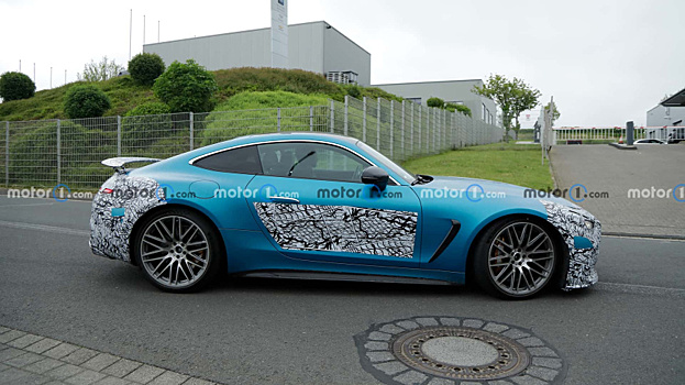 Mercedes-AMG GT 2024 завернут в фольгу в преддверии дебюта в Монтерее в августе 2023 года