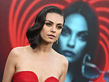 Актриса Мила Кунис снялась в облегающем платье из кожи