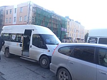 Маршрутка врезалась в минивен, три человека госпитализированы