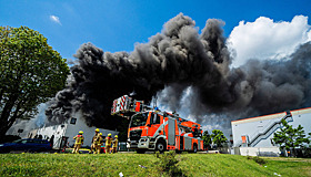 Пожар в Берлине на заводе производителя Iris-T все еще не потушен