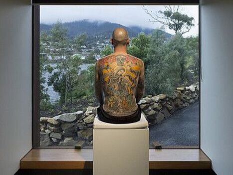 Швейцарец продал татуировку, расположенную на своей спине