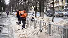 Коммунальщики начали рыхлить снег на обочинах и газонах в Вологде