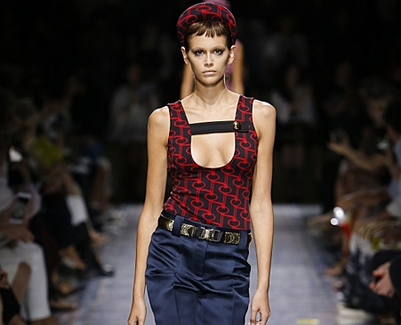 Новая коллекция Prada: образы герлскаутов, обесцвеченные брови и сандалии-носки